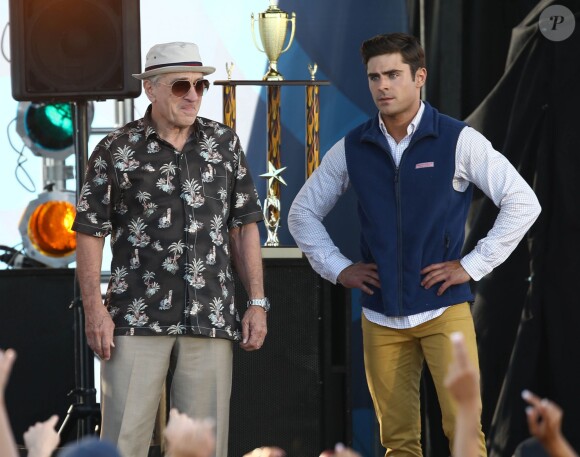 Zac Efron et Robert De Niro, torse nu, sur le tournage du film "Dirty Grandpa" à Tybee Island en Georgie, le 30 avril 2015 Actors Zac Efron and Robert De Niro take off their shirts for a "Flex Off" contest for a scene in their new movie "Dirty Grandpa" on April 30, 2015 in Tybee Island, Georgia.30/04/2015 - Tybee Island