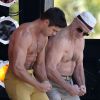 Zac Efron et Robert De Niro comparent leurs muscles sur le tournage du film "Dirty Grandpa" à Tybee Island en Georgie, le 30 avril 2015.
