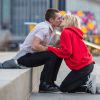 Emma Roberts et Dave Franco filment une scène d'amour sur le tournage du film "Nerve" à New York, le 30 avril 2015.