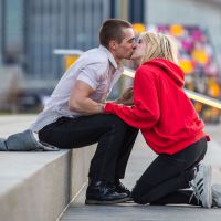 Emma Roberts, blessée, embrasse fougueusement le frère de James Franco