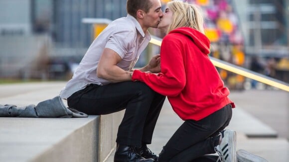 Emma Roberts, blessée, embrasse fougueusement le frère de James Franco