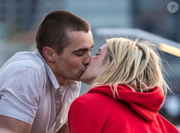 Emma Roberts et Dave Franco s'embrassent sur le tournage du film "Nerve" à New York, le 30 avril 2015.