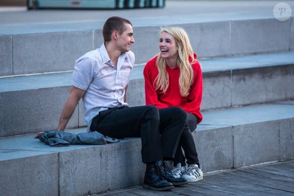 Emma Roberts et Dave Franco tendres complices pour une scène d'amour sur le tournage du film "Nerve" à New York, le 30 avril 2015.