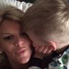 Amélie Neten a le droit à un tendre câlin de la part de son fils Hugo qui lui déclare même qu'il l'aime. Avril 2015.