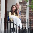 Le prince William, la duchesse de Cambridge, Catherine Kate Middleton, et leur fille posent devant l'hôpital St-Mary de Londres où elle a accouché le matin même. 2 Mai 2015 May 2015