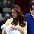 Le prince William, la duchesse de Cambridge, Catherine Kate Middleton, et leur fille posent devant l'hôpital St-Mary de Londres où elle a accouché le matin même. 2 Mai 2015 May 2015