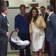 Le prince William, la duchesse de Cambridge, Catherine Kate Middleton, et leur fille quittent l'hôpital St-Mary de Londres où elle a accouché le matin même. 2 Mai 2015