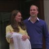 Kate Middleton et le prince William ont présenté leur petite fille à la presse le samedi 2 mai à Londres, à la sortie de la maternité de l'hopital St Mary