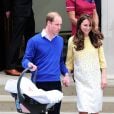 Le prince William, la duchesse de Cambridge, Catherine Kate Middleton, et leur fille quittent l'hôpital St-Mary de Londres où elle a accouché le matin même. 2 Mai 2015