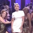 La danse sexy de Scarlett Johansson au Saturday Night Live le 2 mai 2015.