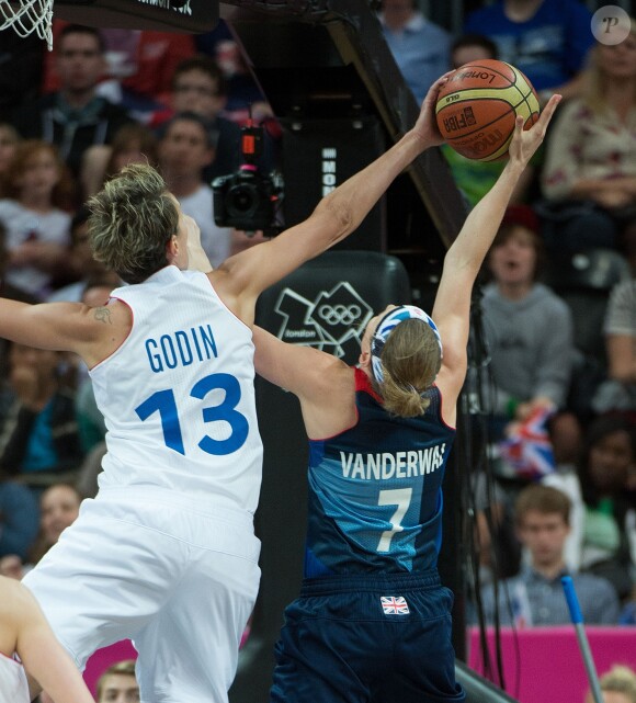 Elodie Godin porte le maillot des Bleues lors des Jeux olympiques de Londres, le 3 août 2012.
