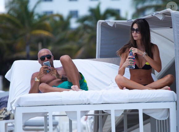 Le mannequin Julia Pereira profite d'un après-midi ensoleillé sur une plage de Miami. Le 3 mai 2015.