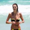 Le mannequin Julia Pereira profite d'un après-midi ensoleillé sur une plage de Miami. Le 3 mai 2015.