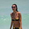 Le mannequin Julia Pereira profite d'un après-midi ensoleillé sur une plage de Miami. Le 3 mai 2015.