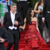 George Clooney en costume Armani et sa femme Amal Alamuddin Clooney dans une robe de la maison Margiela - Soirée Costume Institute Gala 2015 (Met Ball) au Metropolitan Museum célébrant l'ouverture de Chine : "China, Through the Looking Glass", à New York le 4 mai 2015