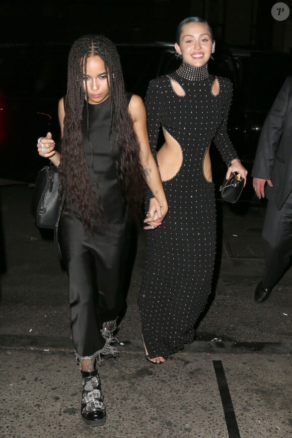 Miley Cyrus et Zoë Kravitz arrivent à l'Up & Down pour la soirée post-Met Gala de Rihanna. New York, le 5 mai 2015.