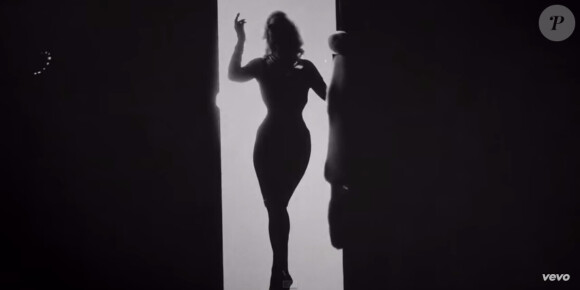 Une blonde incendiaire fait son apparition dans le clip de Sex, le nouveau titre de Lenny Kravitz issu de son album Strut