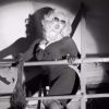 Une jolie blonde vient perturber l'enregistrement de Sex, le nouveau titre de Lenny Kravitz issu de son album Strut