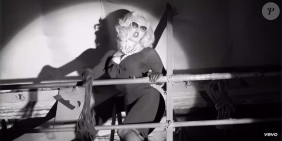Une jolie blonde vient perturber l'enregistrement de Sex, le nouveau titre de Lenny Kravitz issu de son album Strut