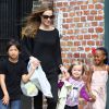Angelina Jolie et trois de ses enfants à la Nouvelle-Orléans, le 11 mars 2012.