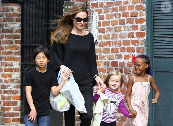 Angelina Jolie et trois de ses enfants à la Nouvelle-Orléans, le 11 mars 2012.
