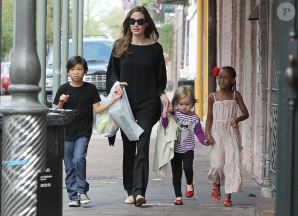 Angelina Jolie avec Zahara, Pax et Vivienne à la Nouvelle-Orléans le 11 mars 2012.