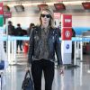 Rosie Huntington-Whiteley à l'aéroport JFK à New York, porte un perfecto, une chemise et des bottines Saint Laurent, un jean noir Paige et un sac Givenchy (modèle Lucrezia). Le 3 mai 2015.