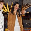 Amal Clooney quitte le Public Theater avec sa mère Baria Alamuddin, habillée d'un manteau Gucci, d'une robe Alberta Ferretti et de sandales blanches. Le 1er mai 2015.
