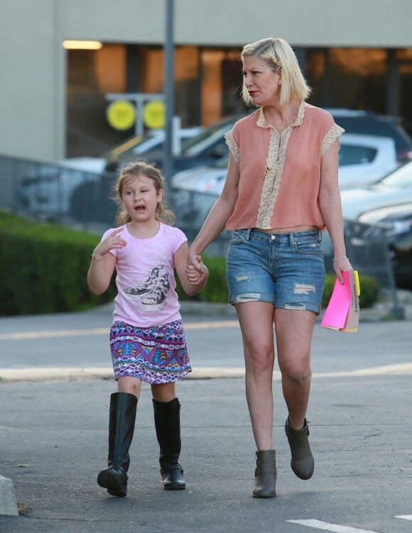 Exclusif - Tori Spelling, qui porte d'étranges bleus à son bras droit, est allée faire des courses au supermarché Target avec sa fille Stella à Woodland Hills. Le 16 février 2015  Hills