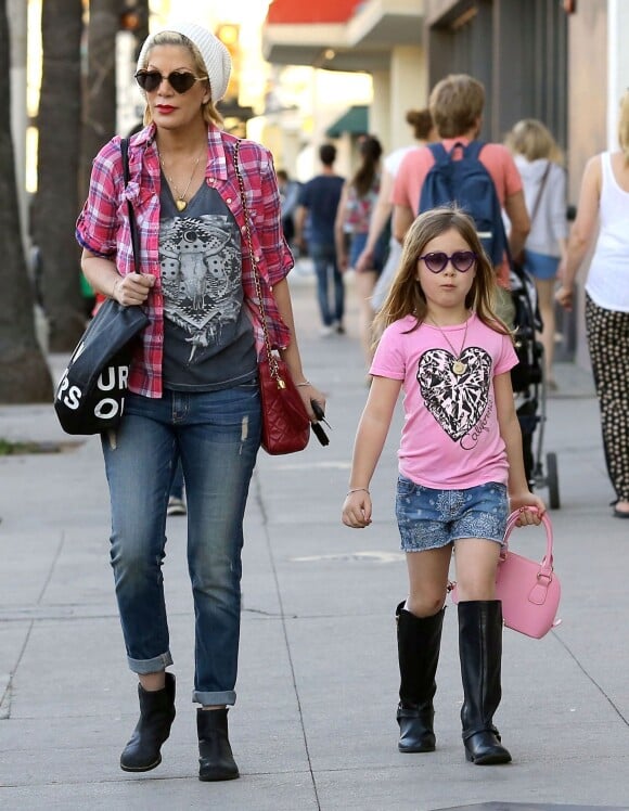 Tori Spelling fait du shopping chez Barnes & Noble et Urban Outfitters le jour de la Saint-Valentin avec sa fille Stella à Ventura, le 14 février 2015. 