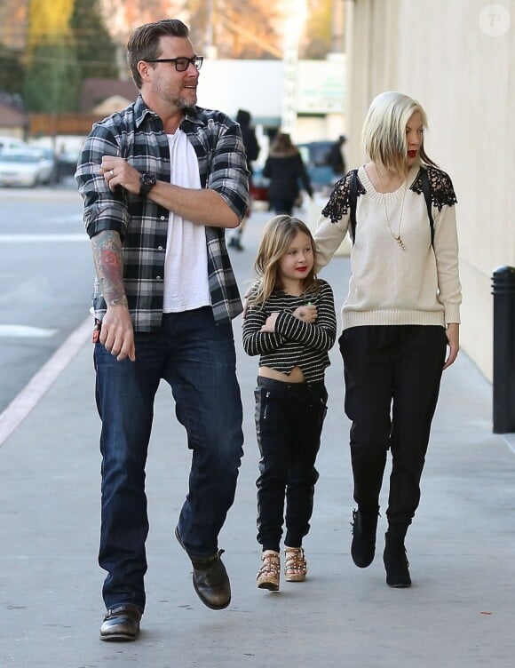 Exclusif - Tori Spelling et son mari Dean McDermott emmènent leur fille Stella faire du shopping à Sherman Oaks, le 29 décembre 2014