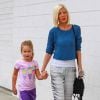 Tori Spelling fait du shopping avec sa fille Stella à Encino, le 20 septembre 2014