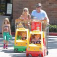  Tori Spelling fait du shopping avec son mari Dean McDermott et leurs enfants Liam, Stella et Hattie &agrave; "Ralphs" &agrave; Malibu, le 23 aout 2014 