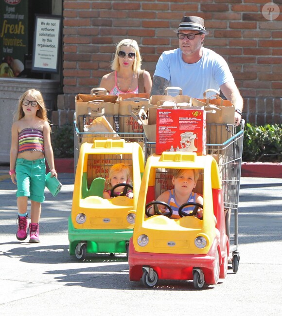 Tori Spelling fait du shopping avec son mari Dean McDermott et leurs enfants Liam, Stella et Hattie à "Ralphs" à Malibu, le 23 aout 2014