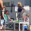 Tori Spelling et son mari Dean McDermott aident leurs enfants Liam, Stella, Hattie et Finn à tenir un stand de vente de limonade devant chez eux à Malibu, le 21 août 2014. 