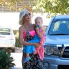 Tori Spelling, toujours aussi maigre, est allée se promener avec ses enfants Hattie, liam, Stella et Finn, ainsi qu'avec son ami Mehran Farhat dans les rues de Malibu. Le 15 août 2014
