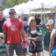  Dean McDermott, son fils Jack, sa femme Tori Spelling et leurs enfants Liam, Stella et Finn au Farmers Market &agrave; Malibu, le 10 ao&ucirc;t 2014.  