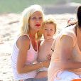  Tori Spelling, son mari Dean McDermott (dont on la croyait s&eacute;par&eacute;e) et leurs enfants Liam, Stella, Hattie et Finn passent la journ&eacute;e sur la plage &agrave; Malibu, le 30 juillet 2014. 