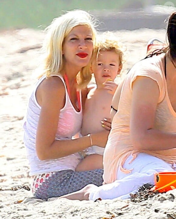 Tori Spelling, son mari Dean McDermott (dont on la croyait séparée) et leurs enfants Liam, Stella, Hattie et Finn passent la journée sur la plage à Malibu, le 30 juillet 2014.