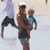 Tori Spelling passse la journée avec son mari Dean McDermott et leurs enfants Liam Aaron, Stella Doreen, Hattie Margaret et Finn Davey sur une plage à Malibu, le 26 juillet 2014 
