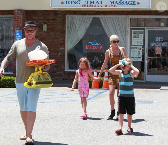 Tori Spelling, son mari Dean McDermott et leurs 2 enfants les plus âgés Liam et Stella sortent d'un salon de massage thaï à Encino, le 13 juillet 2014