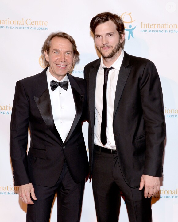 Jeff Koons et Ashton Kutcher assistent au gala de la fondation International Center for Missing and Exploited Children au Gotham Hall à New York. Le 7 mai 2015.