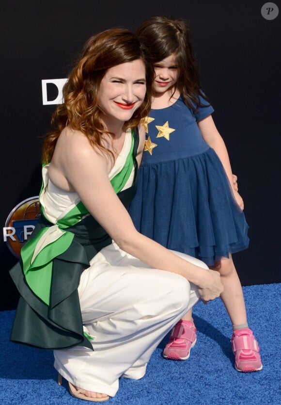 Kathryn Hahn et sa fille Mae lors de la première de Tomorrowland (A la poursuite de demain) au AMC Downtown Disney 12 Theater, Anaheim, le 9 mai 2015.