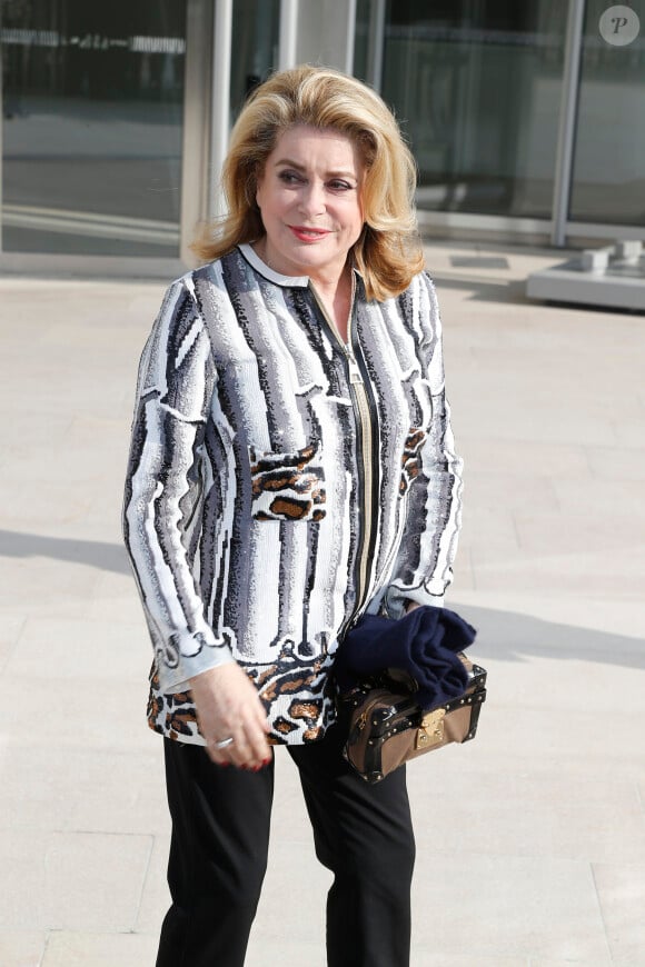 Catherine Deneuve au défilé de mode Louis Vuitton, à Paris, le 11 mars 2015.