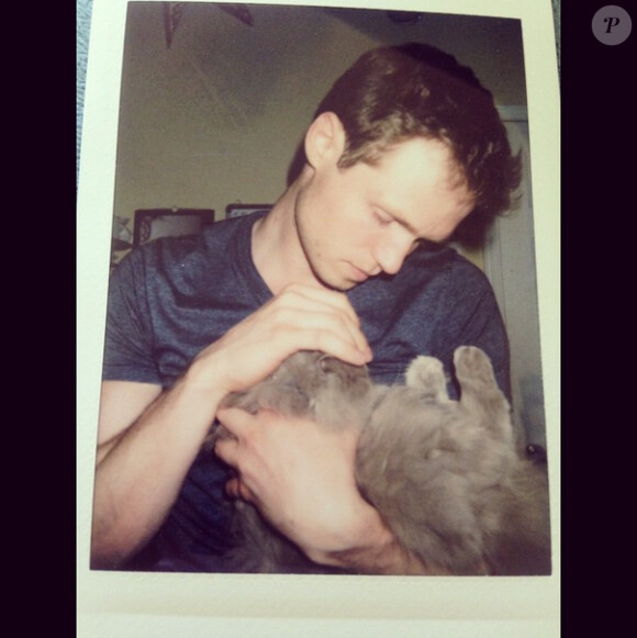 Evanna Lynch poste une photo de Robbie Jarvis avec leur chat Lil Puff  (Photo postée le 14 février 2015)