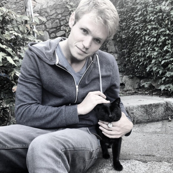 Robbie Jarvis avec un des chats d'Evanna Lynch (Photo postée le 12 septembre 2014)