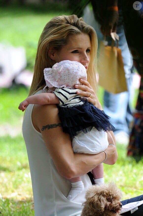 Michelle Hunziker avec ses filles Sole et Celeste dans un parc de Milan, le 9 mai 2015.