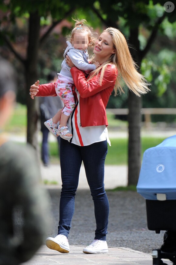 Michelle Hunziker avec sa fille Sole dans un parc de Milan, le 9 mai 2015.