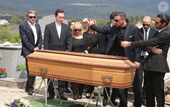 Les obsèques de Richard Anthony, le vendredi 24 avril 2015, à Cabris (Alpes-Maritimes), les adieux d'Alexandre et Cédric Anthony deux de ses fils.