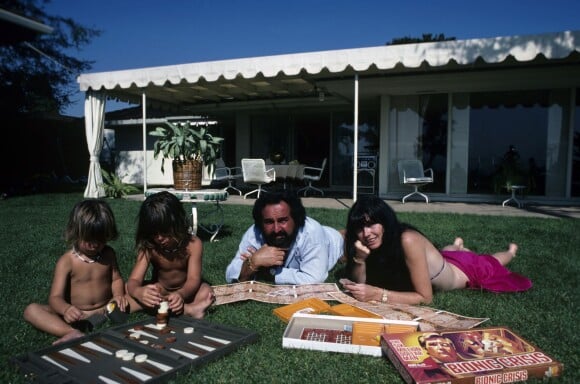 De gauche à droite : Cédric et Alexandre aux côtés de leurs parents, Richard Anthony et Sabine en 1980.
